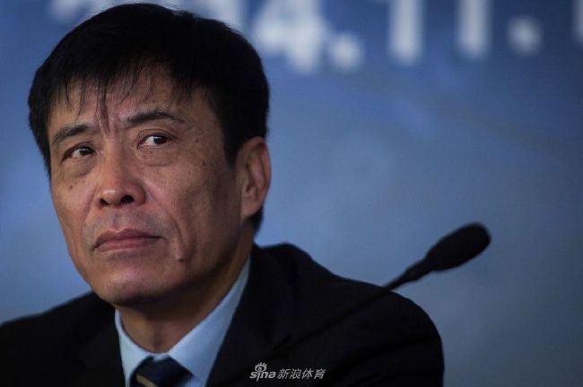 本赛季邓弗里斯完全融入了小因扎吉的战术体系，且一直在成长，无论在俱乐部还是球队，邓弗里斯都很受欢迎，国米也已经开出了续约报价，但显然这个续约报价无法满足球员的需求，甚至相差甚远。